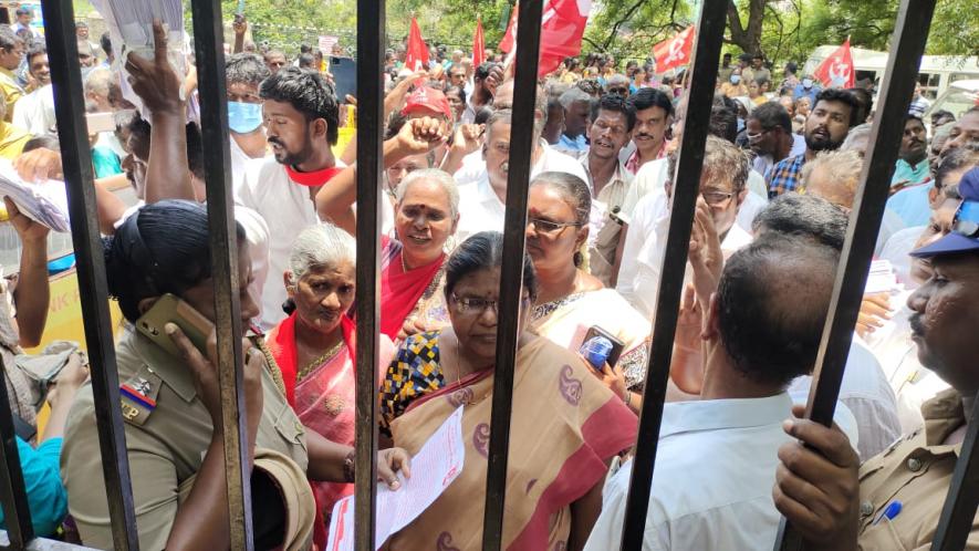 Former CPI(M) MLA K Bala Bharathi and other protesters were prevented from entering the District Collector office in Tirunelveli
