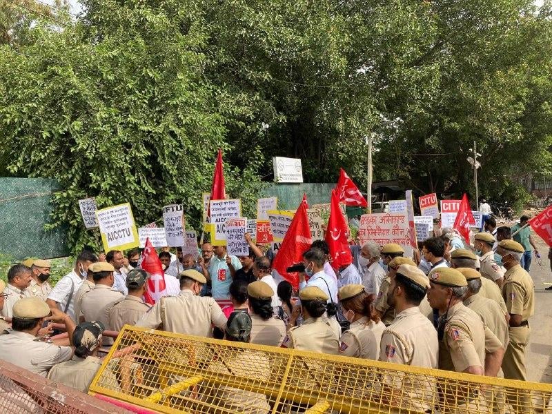 On Tuesday, the unions staged a demonstration outside Deputy CM Manish Sisodia's residence. Image clicked by Ronak Chhabra