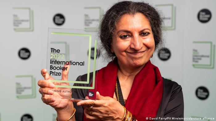 Geetanjali Shree receives the Booker Prize on May 26, 2022