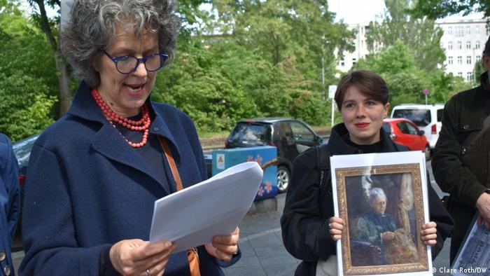 Katharina Feil speaks in Berlin at a Stolperstein ceremony commemorating her great-great-aunts Sophie and Betty