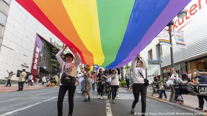 Japan: Same-sex couples face resistance to adoption