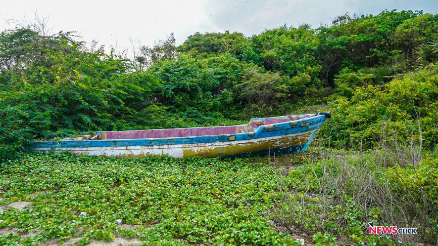 An abandoned fishing boat at Pudukuppam.