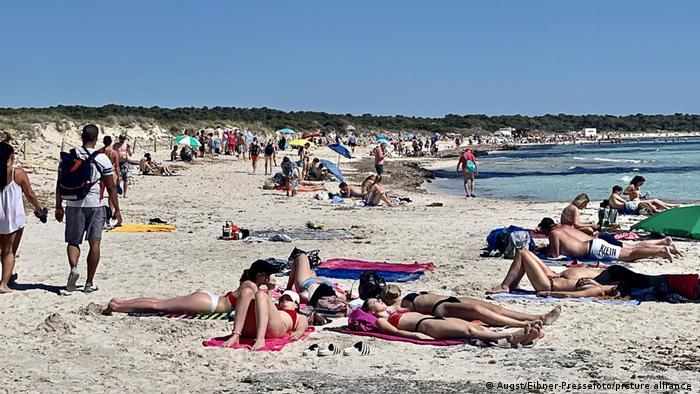 A victim of climate change? The longest natural beach on Mallorca, Playa Es Trenc, is steadily becoming narrowerA victim of climate change? The longest natural beach on Mallorca, Playa Es Trenc, is steadily becoming narrower