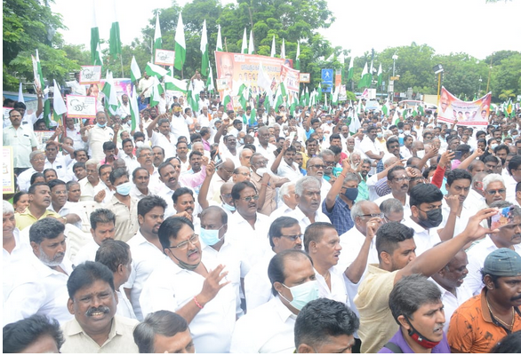 Tamil Nadu Vanigar Sangankalin Peramaippu held a protest on July 16 against GST in food products (Courtesy: A M Vikramaraja/Twitter) 