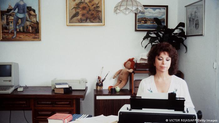 Isabel Allende in her house in Caracas in 1985