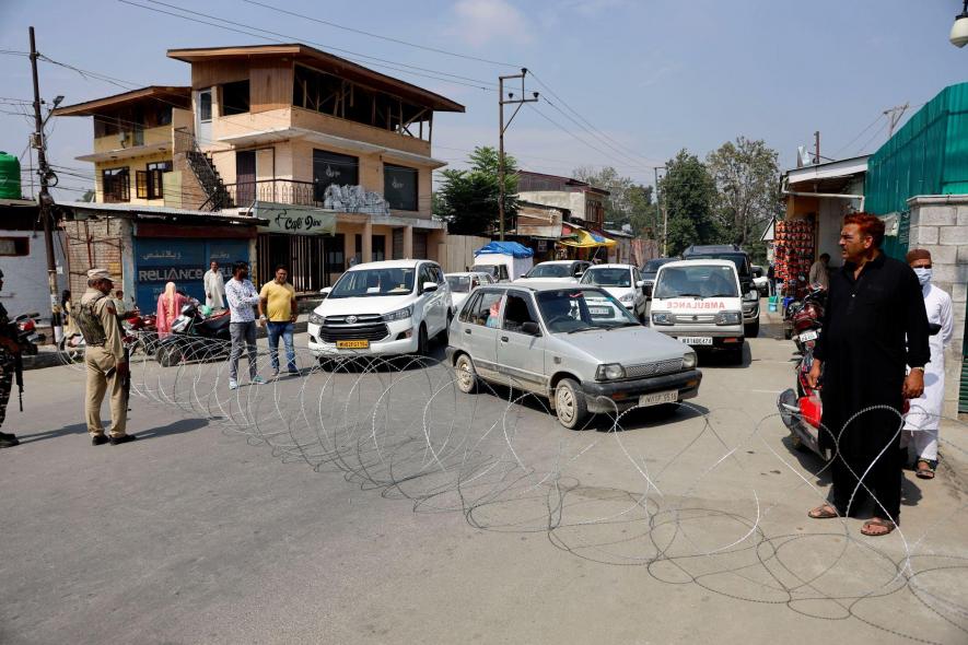 Barbed wires erected at Srinagar to impose restrictions