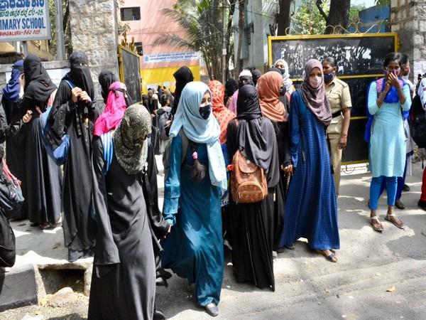 SC Notice to Karnataka Govt on Petitions Against Hijab Ban; Hearing on Sept 5