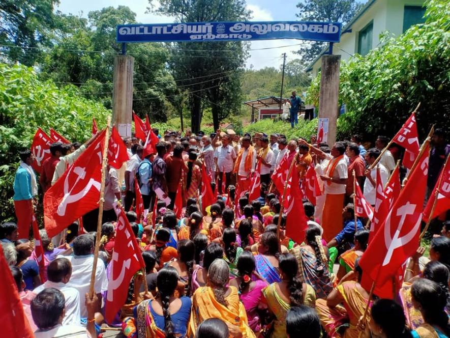 Yercaud plantation workers demand construction of roads. Image courtesy: CITU, Tamil Nadu.