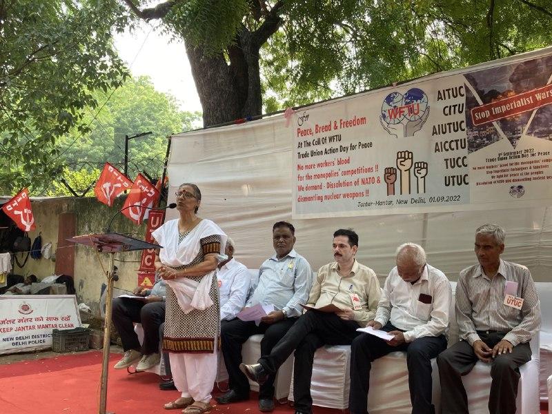 AITUC general secretary Amarjeet Kaur addresses the public meeting at Jantar Mantar on Thursday. Image clicked by Ronak Chhabra