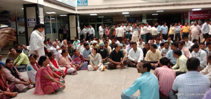 Lucknow: KGMU Non-Teaching Staff on Indefinite Strike Over Cadre Restructuring