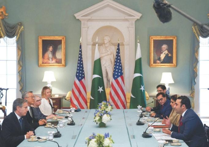 US Secretary of State Antony Blinken (L) and Pakistan Foreign Minister Bilawal Bhutto (R) commemorating the 75th anniversary of diplomatic relations, Washington, September 26, 2022