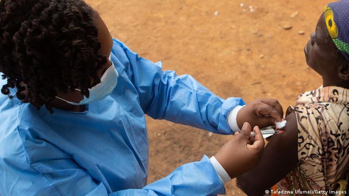 Zimbawean authorities have launched a vaccine campaign to contain the outbreak