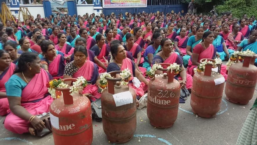 Anganwadi staff protest with LPG cylinders in Thiruvarur. Image credit: CITU, Tamil Nadu