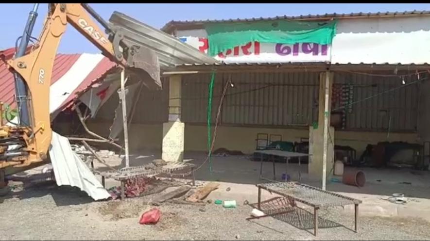 An illegal eatery belonging to one of the five murder accused Sameer Khan alongside the Bhopal-Dewas Highway being demolished. 