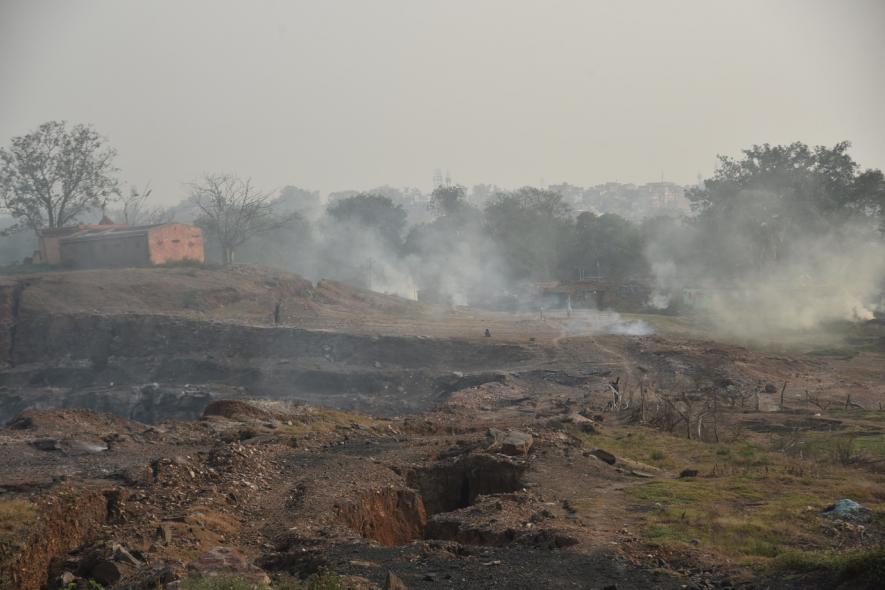 Areas in Jharia coalfields have been rendered vulnerable by underground fires and subsidence. Image: Ayaskant Das.