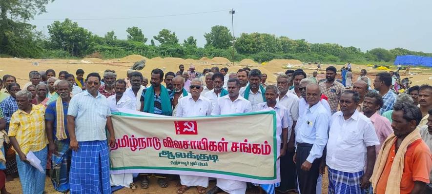 Tamil Nadu Vivasayigal Sangam (AIKS) members protest in Alakudi, Tanjore. Image courtesy: Samy Natarajan.