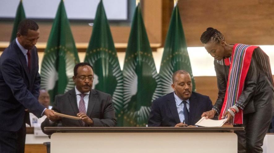 Redwan Hussien Rameto (2nd L), representative of the Ethiopian government, and Getachew Reda (2nd R), representative of the Tigray People's Liberation Front (TPLF), signed a peace agreement in Pretoria, South Africa. Photo: Alet Pretorius/Xinhua