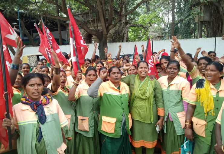 Protesting Pourkarmikas in Bengaluru. Pic Credit: AICCTU