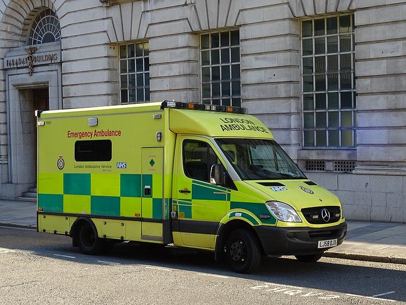 UK: Thousands of Ambulance Workers on 24-Hour Strike for Higher Pay
