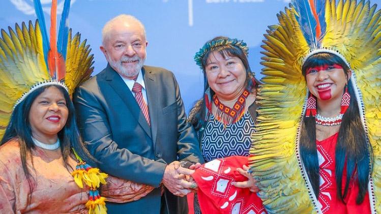 Brazil’s President-elect Lula with indigenous activists at COP27 (Photo: COP27 Press Pool)