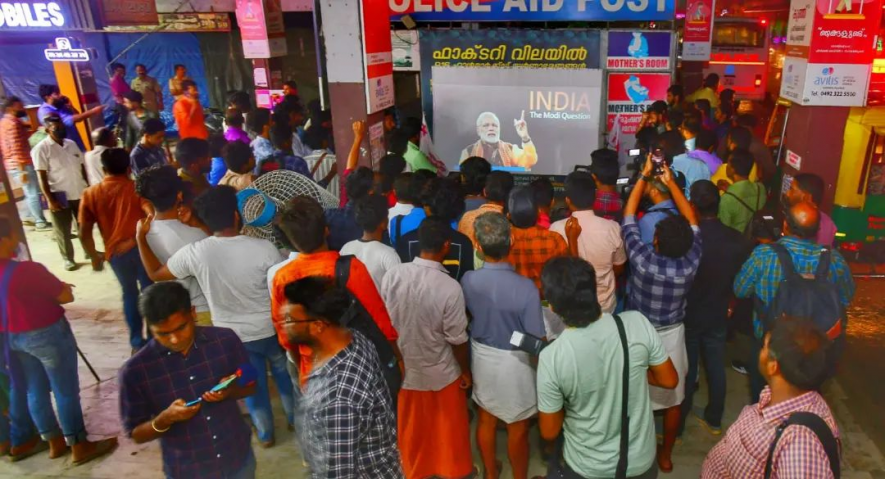 DYFI member screen the ‘BBC’ documentary in Palakkad. (Picture: DYFI Kerala).
