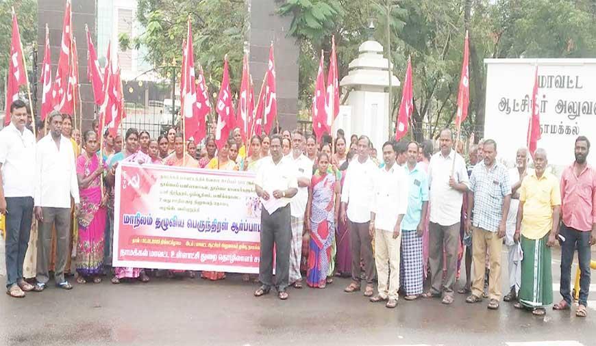 At the protest in Namakkal. Image courtesy: Theekkathir