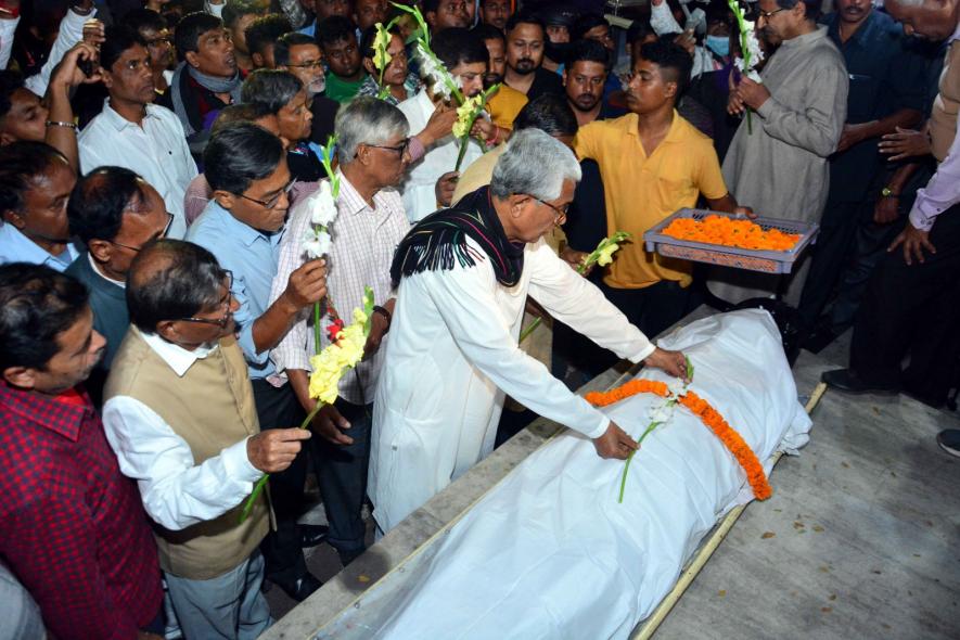 PBM Manik Sarkar Garlanding the mortal remains of martyrd CPIM activist Dilip Shukla Das in Agartala