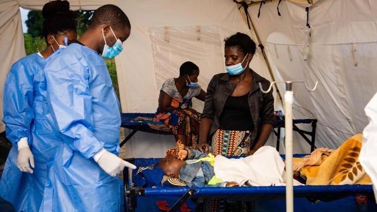 Health workers attending to a patient at Tukombo Health Centre. (Photo: UNICEF Malawi)