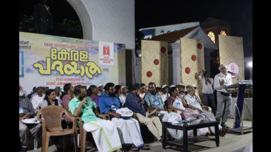 PARI founder-editor P Sainath inaugurates a public meeting on the concluding day of the KSSP foot march at Gandhi Park, Thiruvananthapuram, on Tuesday.