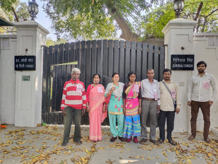 A delegation of workers outside Union Minister Giriraj Singh's house. Source: NREGA Sangharsh Morcha