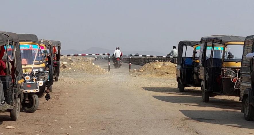 Auto services are available on both sides of the bridge, but hop-on,hop-off is time-consuming and not cost-effective (Photo - Sujit Singh Baish, 101Reporters