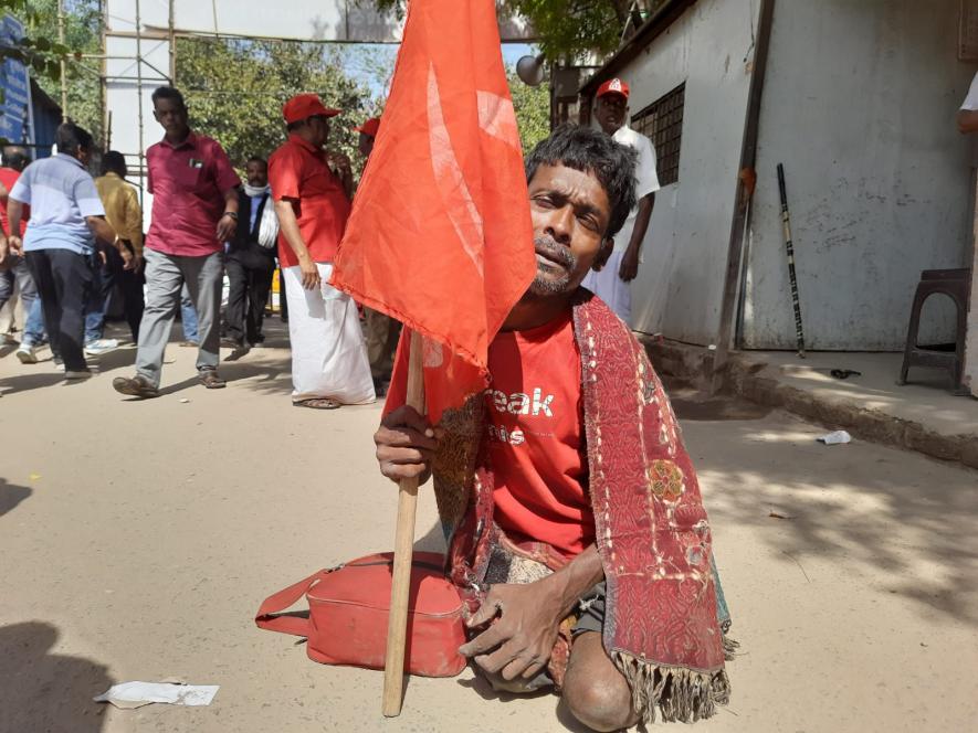 Ravi Das believes in the unity he sees today. He attends all the rallies and programs of the CPI(M) and stands strongly with the working class. He came all the way from West Bengal.