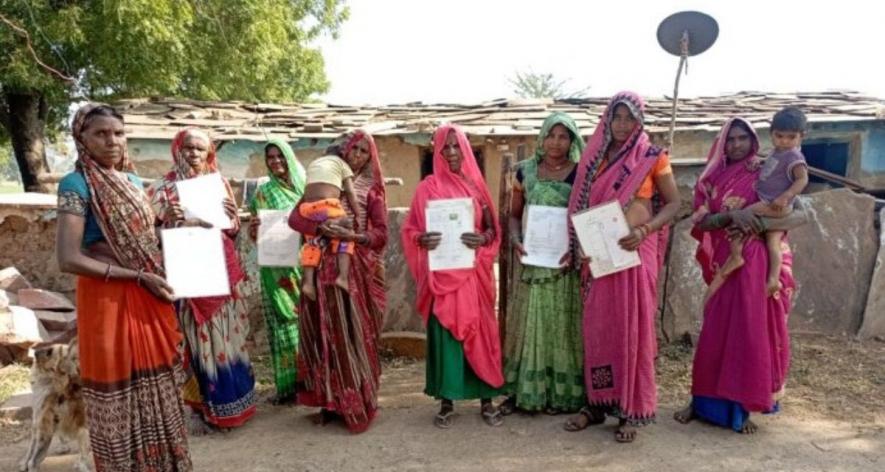 In Mandla block, women hold up their forest rights documents (Photo sourced by Sanavver Shafi, 101Reporters)