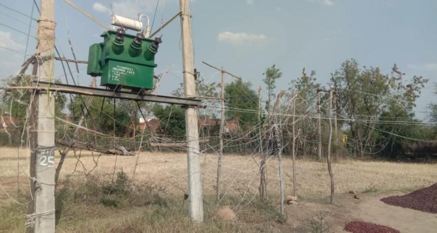 In Mathani Khera village, farmers take electricity to the fields by erecting makeshift wooden poles and using long temporary wiring connected to the nearest transformer (Photo - Pooja Yadav, 101Reporters).