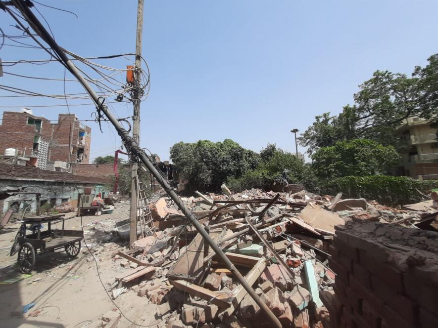 In this place lived 16 families of the same house who are now all on the streets