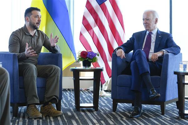 Ukraine President Vladimir Zelensky (L) met US President Joe Biden at Hiroshima, Japan, on May 21, 2023