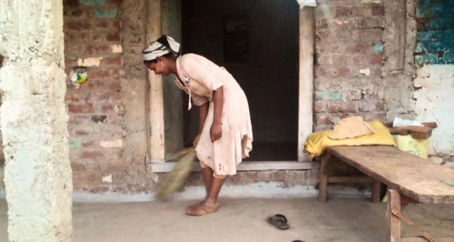 Gulab's daughter Ganga cleaning the house (Photo - Pooja Yadav, 101Reporters).