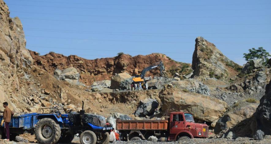 A busy quarry in Baramulla (Photo - Suhail Khan, 101Reporters).