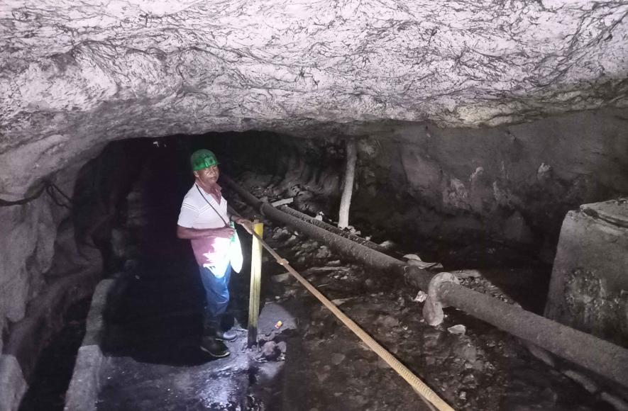Kalidaspur Coal workers are coming down the incline mine for extraction coal.