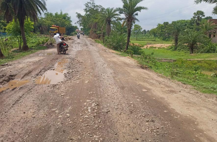 16. Condition of the 4km metal road from Kalidaspur bus stand to the mine area.