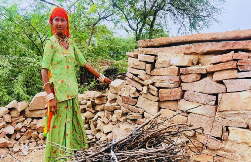 Vimla, the widow of a silicosis victim, devotes time to household chores apart from working at the mines (Photo - Dinesh Bothra, 101Reporters).