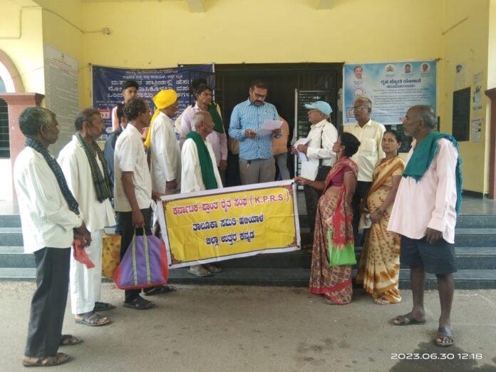Photos as organiser present the document to officials in Halyala, Karnataka | Photo: Krishna Prasad, AIKS.