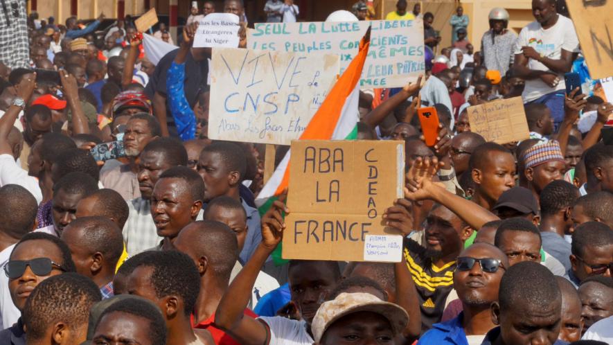 Des manifestants au Niger brandissent des pancartes en soutien au CNSP et contre la France