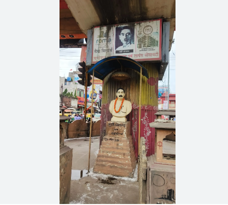5.       On rainy days, dirty water rips down on Munshi Premchand’s statue in Pandeypur