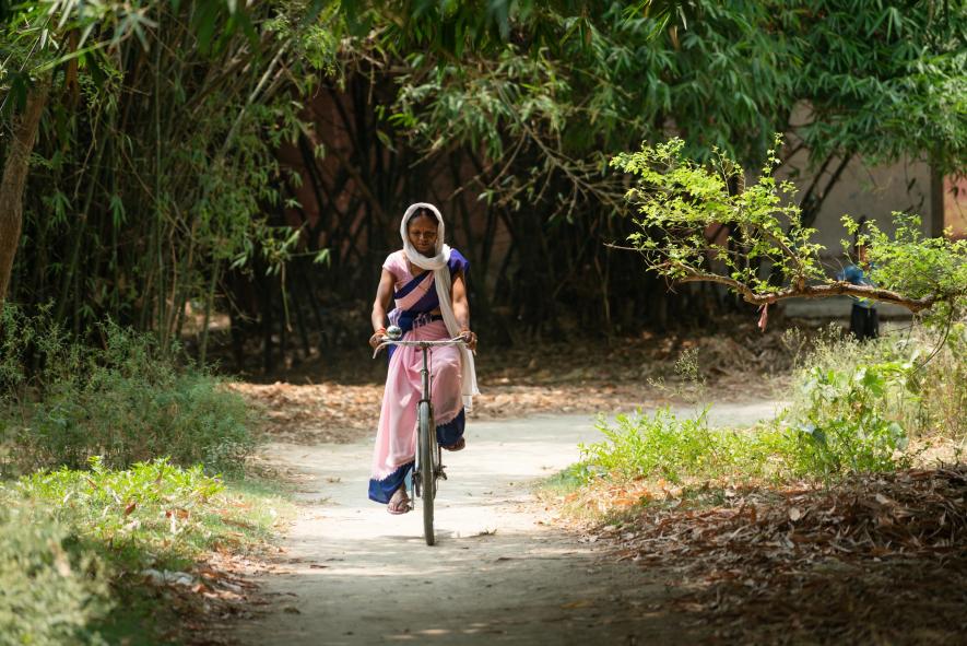 An ASHA worker cycling in Dariyapur village. Photo by DNDi.