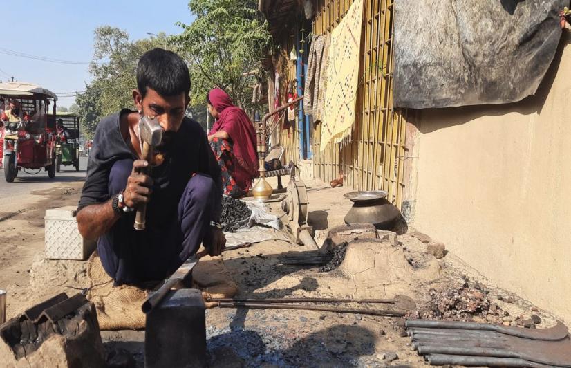 Gadia Lohar moulding a spade by the roadside (Photo - Musheera Ashraf, 101Reporters) (1).jpg