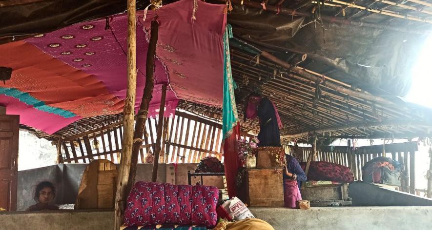 Gadia Lohars decorate their makeshift home with old sarees (Photo - Musheera Ashraf, 101Reporters).jpg