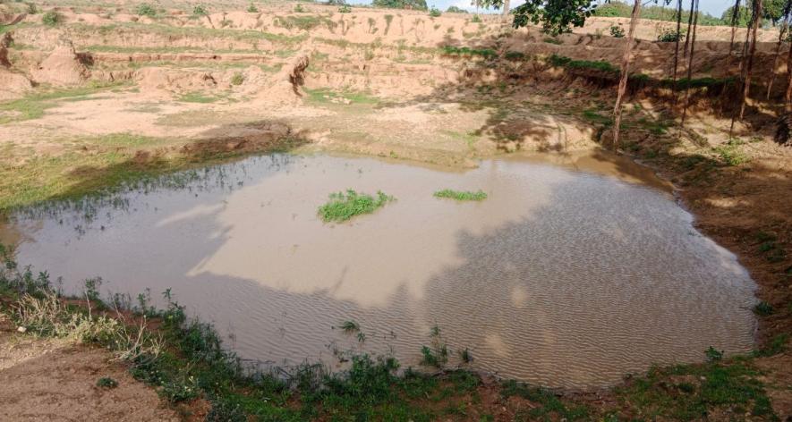 MNREGA work involving pond construction (Photo - Rahul Singh, 101Reporters).
