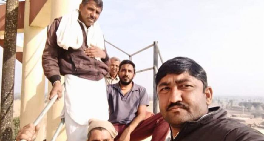 Panchayat Samiti member Mangilal Sharma and others climbed onto the tank in Badbirana (Photos sourced by Amarpal Singh Verma, 101Reporters).