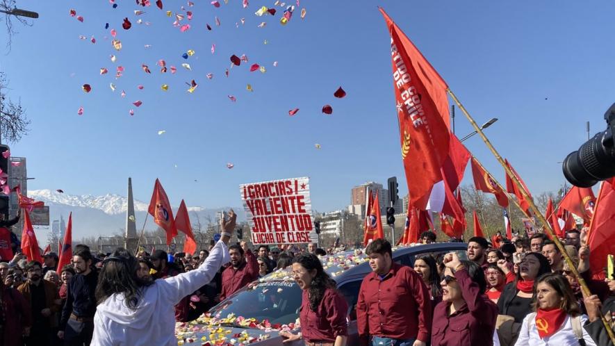 Members of the Young Communists of Chile accompanying the funeral of the CP President Guillermo Teillier. Photo: JCC